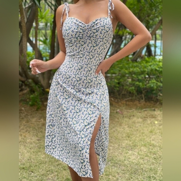 Boutique Dresses & Skirts - NEW Boho Floral Ruched Midi Summer Dress Cornflower Blue Yellow White Daisy